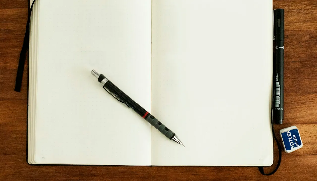 Lápiz sobre un cuaderno en blanco, listo para tomar notas