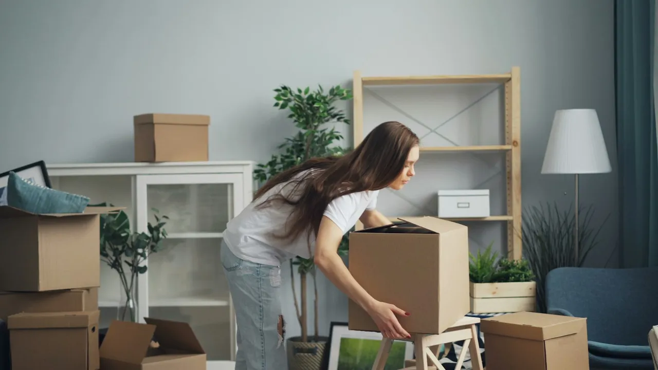 Mujer ordenando cajas durante una mudanza