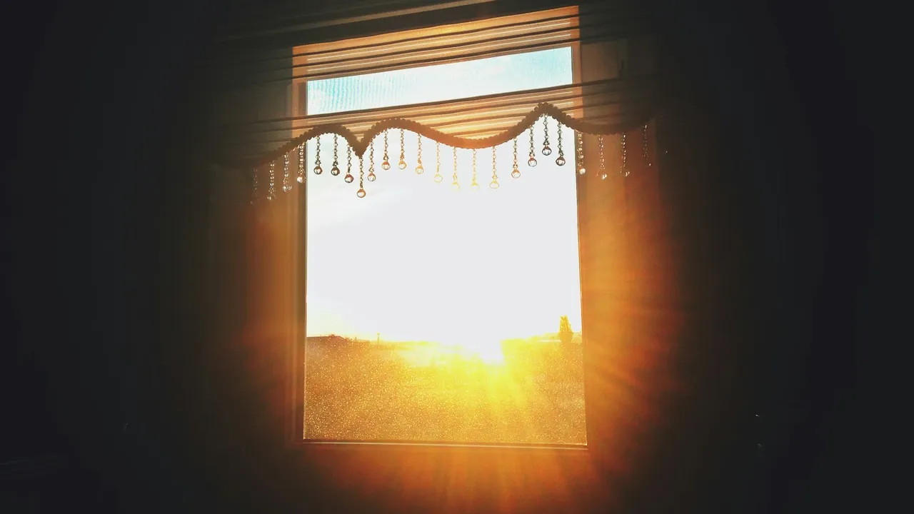 Rayos de sol entrando por una persiana abierta