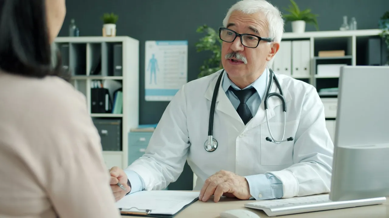 Médico conversando con una paciente en su consulta