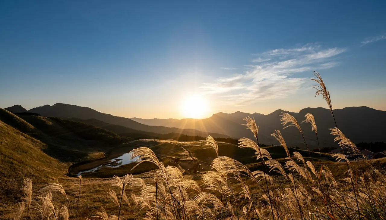 Amanecer sobre un campo y montañas