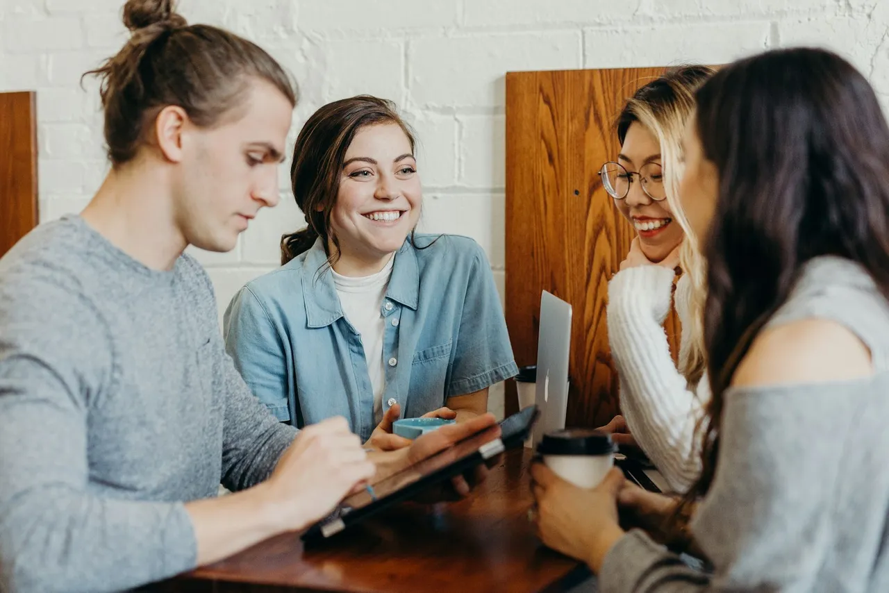 Grupo de jóvenes conversando en una cafetería