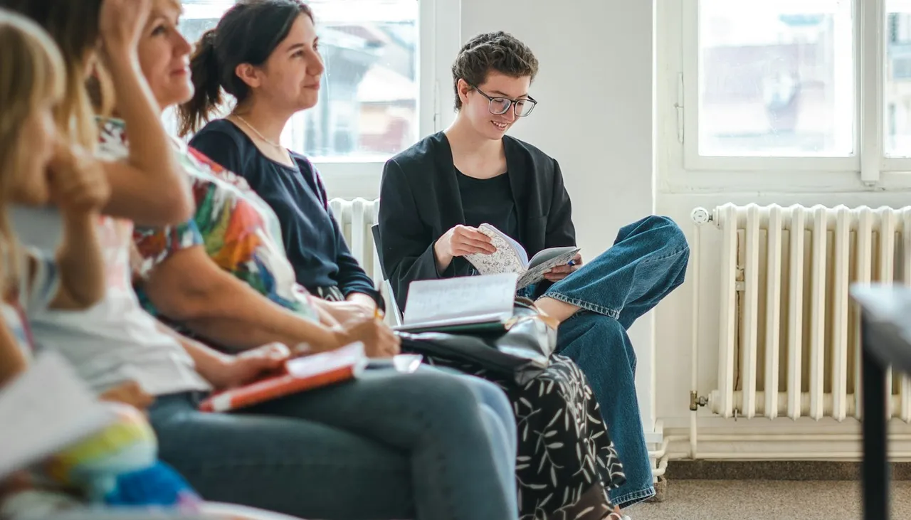 Grupo de personas conversando sentadas en una sala