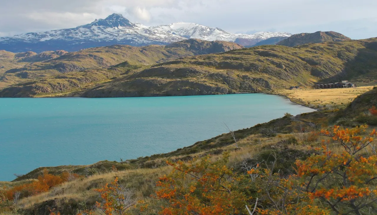Lago sereno rodeado de montañas en el sur de Chile