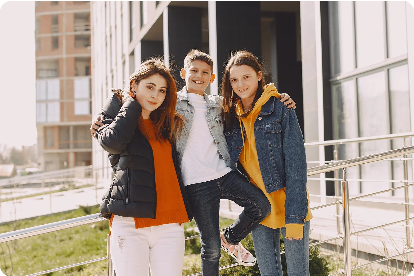 Imagen referencial de adolescentes compartiendo en grupo