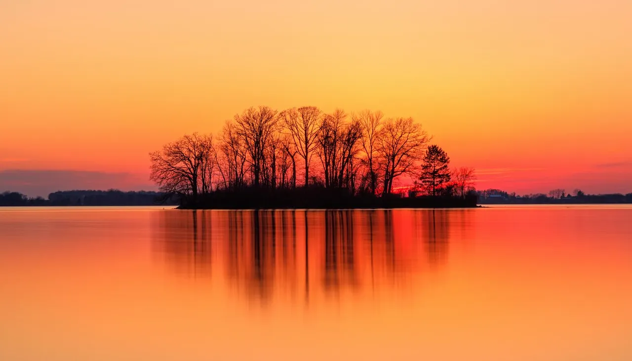 Atardecer tranquilo sobre un lago