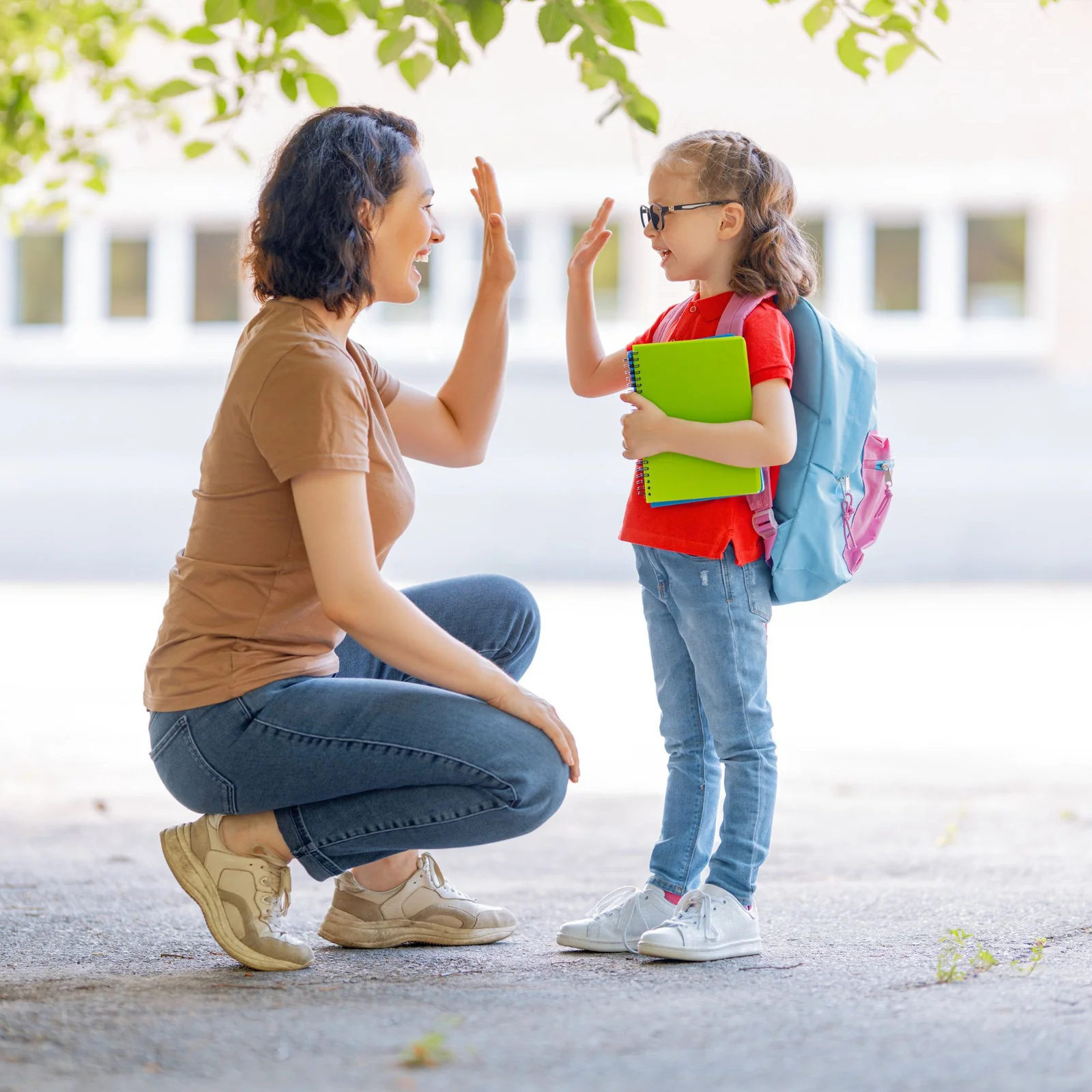 Madre e hija compartiendo un momento de cercanía antes de ir al colegio